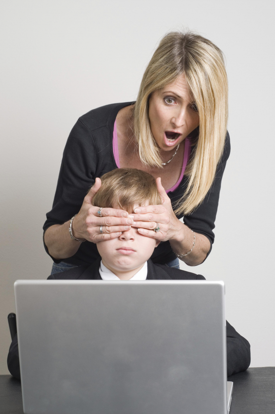 Copiii, afectaţi emoţional de timpul în exces petrecut pe Internet