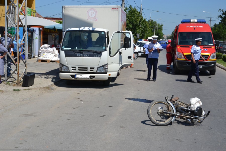 "Bombe" pe două roţi în trafic. Mopediştii penali, pericole publice pe şosele