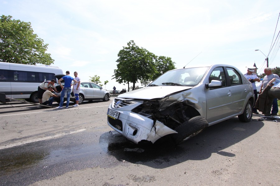 Accident pe Faleza Superioară! Neacordarea de prioritate a distrus două maşini