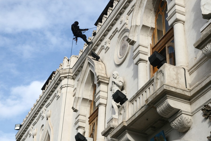 Atacuri în serie de 1 Decembrie! Focuri de armă la Prefectura judeţului Galaţi (FOTO)