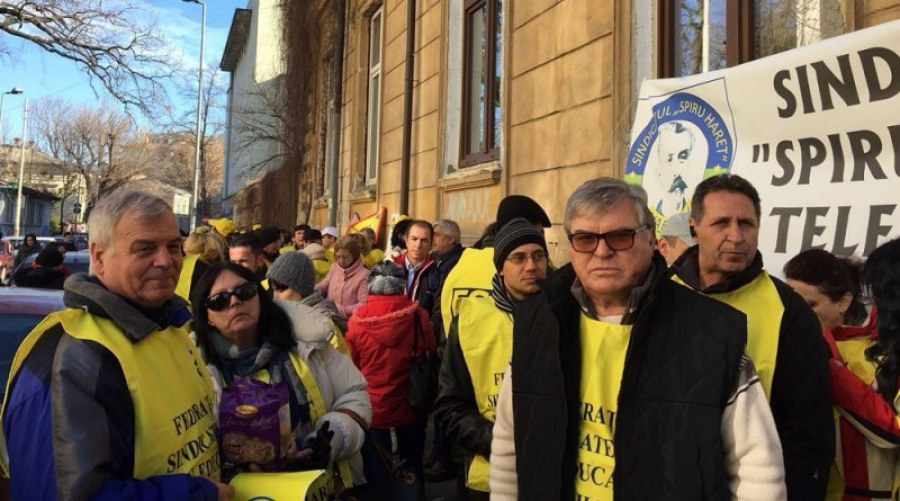 Revoltă. Profesorii gălăţeni protestează împotriva haosului din Educaţie