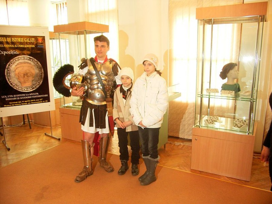 Au venit romanii la Galaţi, în cadrul expoziţiei „Lux, util şi estetic la Apulum. Podoabe şi accesorii vestimentare”