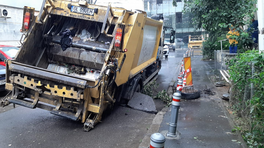 O groapă ignorată și-a arătat „colții” pe ploaie. O stradă s-a SURPAT sub mașina de gunoi