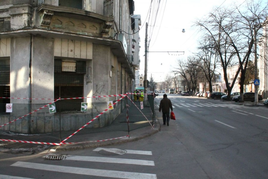 Palatul Gheorghiu, împrejmuit pentru SIGURANŢA trecătorilor. PIETONII, obligaţi să meargă PRINTRE MAŞINI