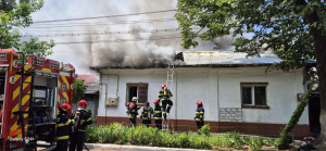 Incendiu violent într-un cartier de case din Galați. O femeie a fost găsită moartă (FOTO)