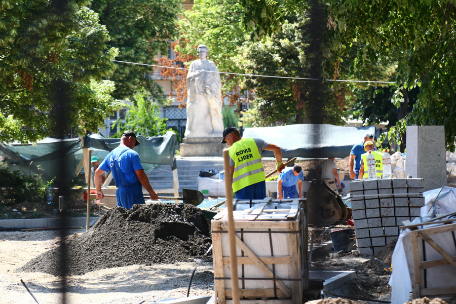 Câţi arbori au fost tăiaţi în Parcul Eminescu. Lucrări de modernizare cu prelungire (FOTO)