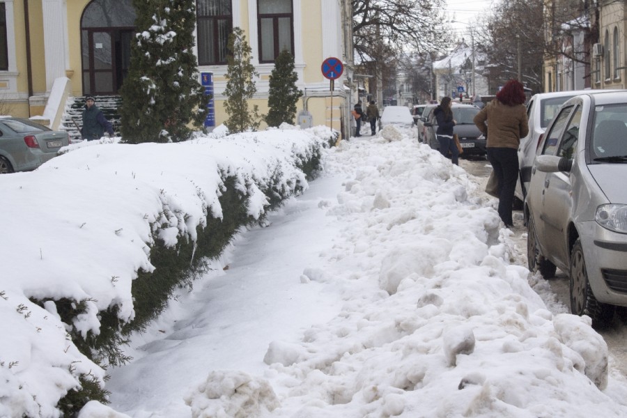 "Gospodarii" din fruntea Galaţiului/ MORMANE DE ZĂPADĂ pe TROTUARELE din faţa Consiliului Judeţului