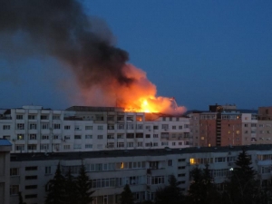 CLIPE DE GROAZĂ la Bacău: Două blocuri turn, cuprinse de flăcări (VIDEO)