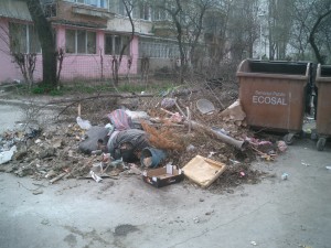 În Micro 17, pubele de gunoi amplasate la ferestrele gălăţenilor