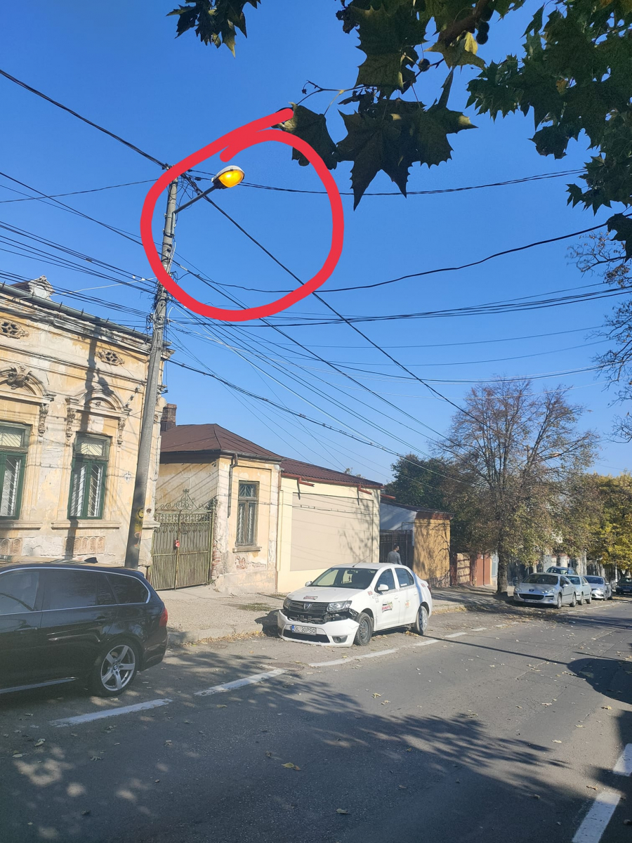 Iluminat public, în plină zi