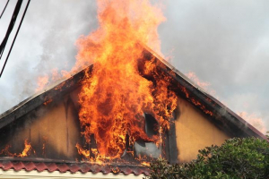 De supărare, a incendiat casa vecinilor