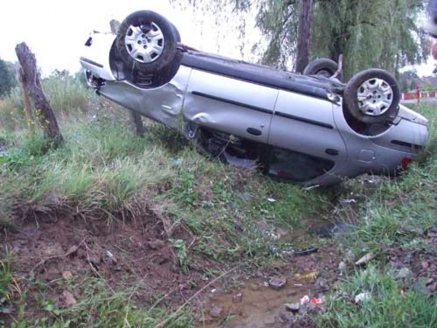 Un şofer începător a murit după ce s-a răsturnat cu maşina