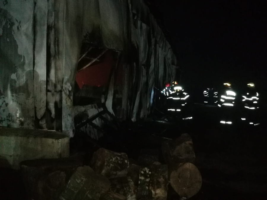 Hală agricolă din județul Galați, distrusă de un incendiu (VIDEO)
