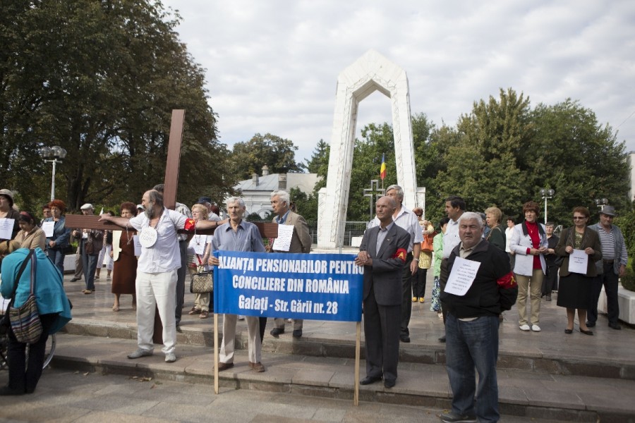 FOTO/ Nemulţumirile vârstnicilor: Pensionarii gălăţeni au ieşit în stradă