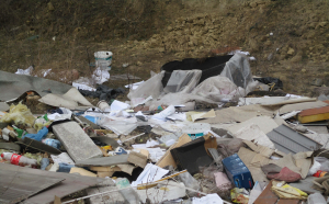 A abandonat gunoi pe strada Garofiţei