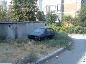 Sute de maşini abandonate în Galaţi