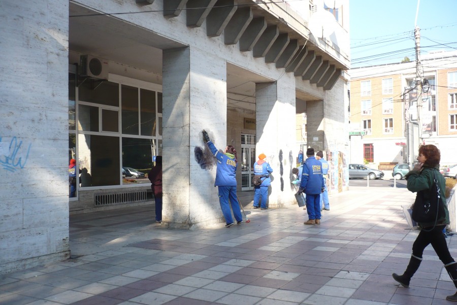 Ecosal curăţă urmele inteligenţilor de pe toate gardurile