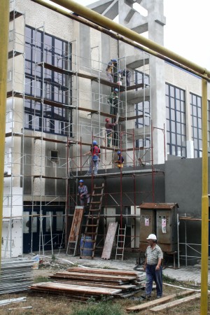 Seria tâmpeniilor continuă: La Sala Sporturilor, izolaţie peste faţada finisată