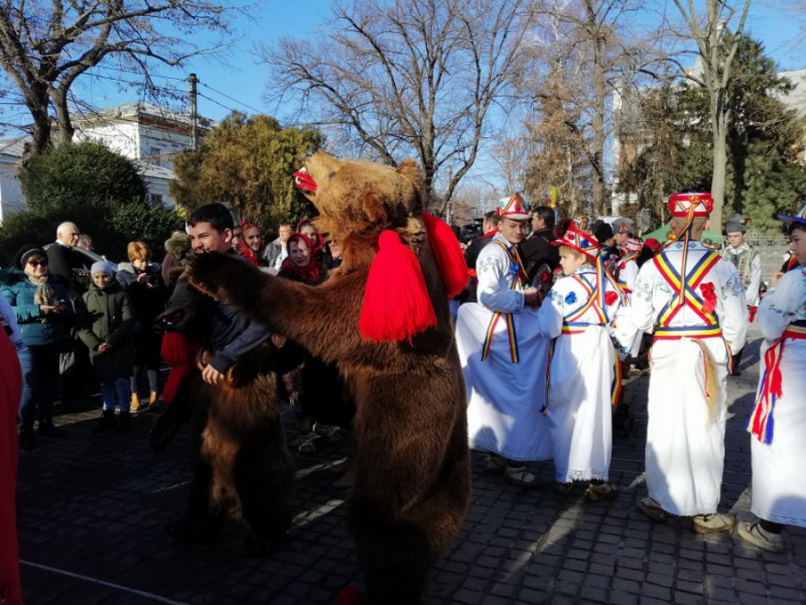 Înainte de Crăciun şi Anul Nou, sute de colindători pe esplanada Catedralei (VIDEO și FOTO)