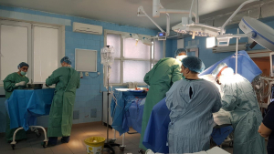 Mai mulţi medici de la Fundeni, alături de cei de la Galaţi, în timpul operaţiunii de prelevare de organe