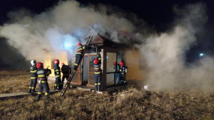 O familie a rămas fără acoperiș din cauza unui scurtcircuit. Casa a ars ca o torță (FOTO)