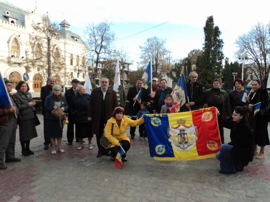 Flashmob cultural de ziua Regelui Mihai/ Drapelul regal a fluturat pe străzile Galaţiului