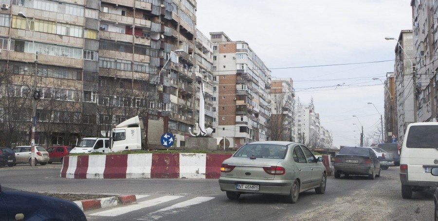 Atenţie, şoferi! Ocoliţi sensul giratoriu de la ieşirea spre Tecuci!