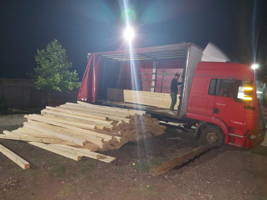 Transport ilegal de lemn, depistat pe un drum județean