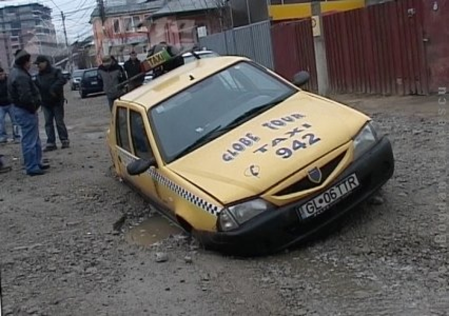 Taxi căzut în groapă