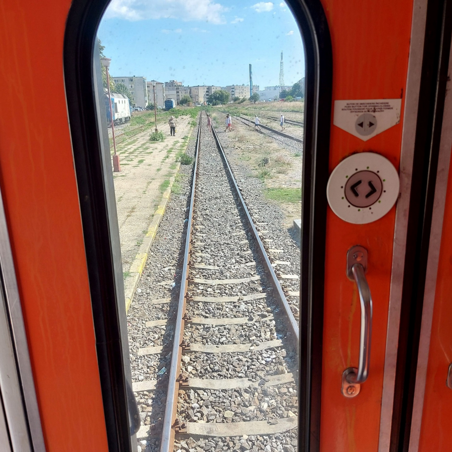 Amenzi pentru cei care deschid ușile trenului în mers