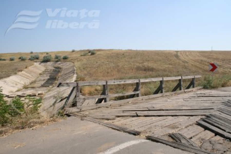 Pod stricat şi drum închis între Scânteieşti şi Frumuşiţa