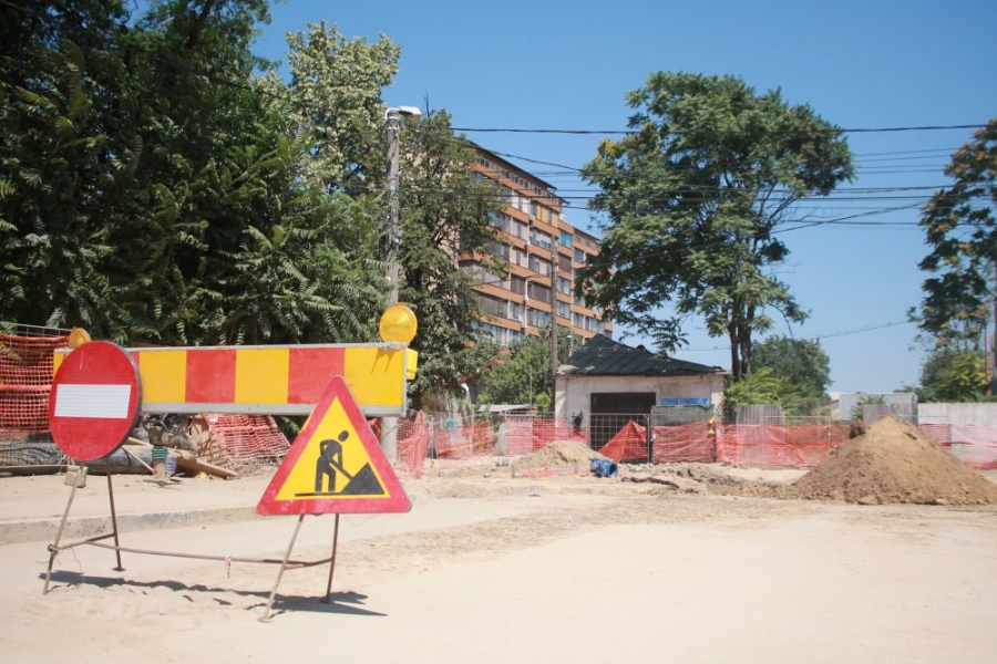 SESIZĂRI de pe strada Tecuci. Noi pe unde intrăm în casă?