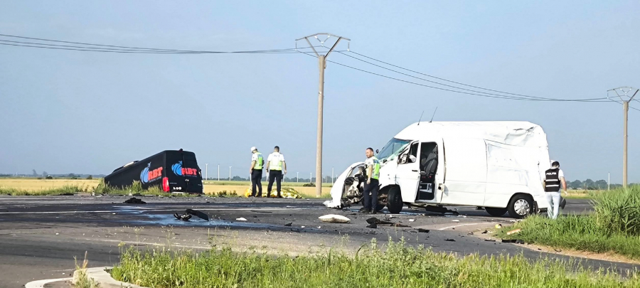 Microbuz de aeroport, accident grav la Brăila. Mașina era plină cu gălățeni