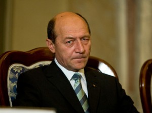 Traian Băsescu: Reducerea personalului bugetar va continua în primul rând în administraţie