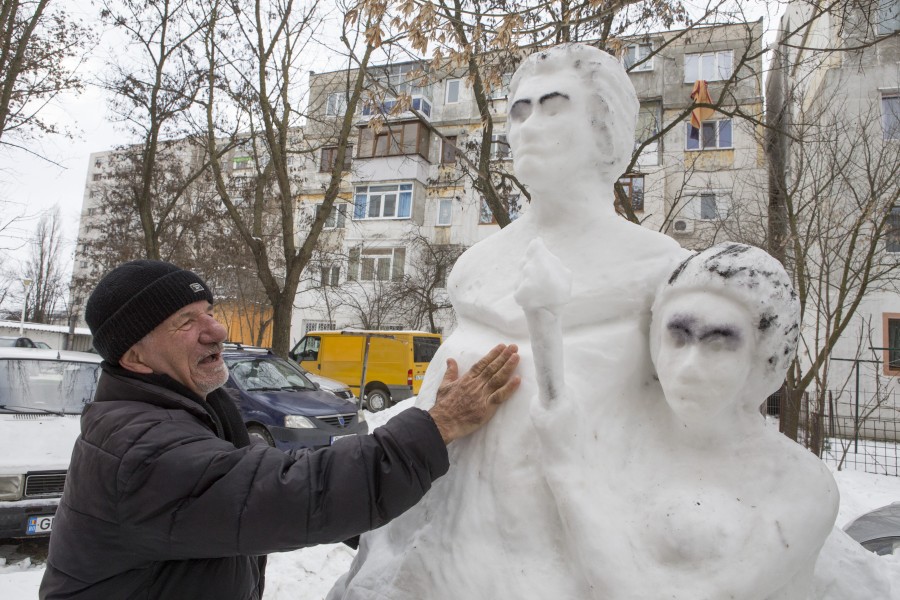 Eminescu SCULPTAT ÎN ZĂPADĂ la Galaţi (FOTO)