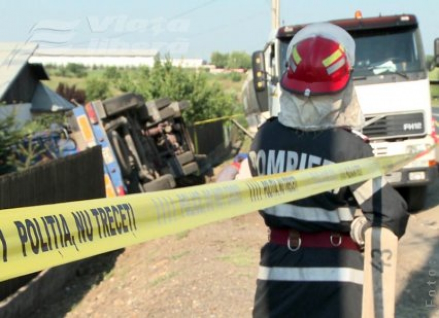 Cisternă cu păcură, răsturnată la Tecuci