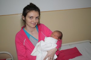 Mamă în luna femeii/ Adriana Ignat a primit cel mai frumos ghiocel