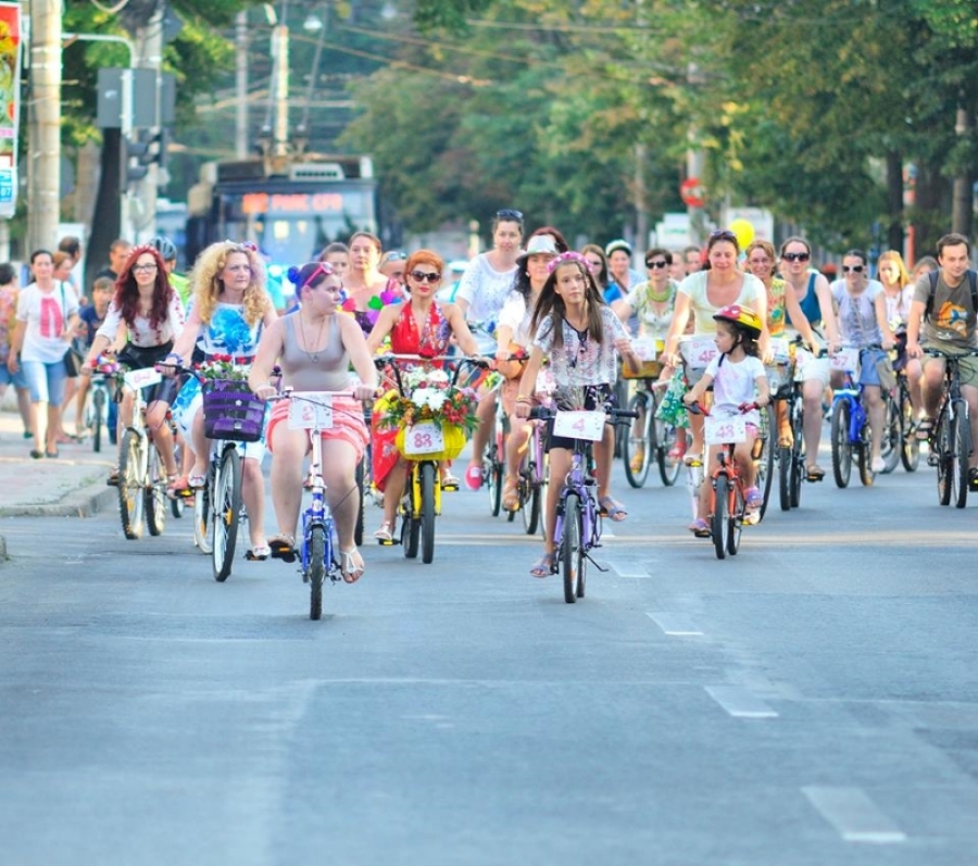 Îmbrăcate şic, gălăţencele au PEDALAT pe străzile Galaţiului