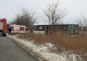 Accident grav din cauza vitezei. Un autobuz cu pasageri a ”zburat” de pe DN 26