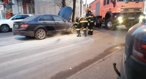 O mașină a luat foc în trafic