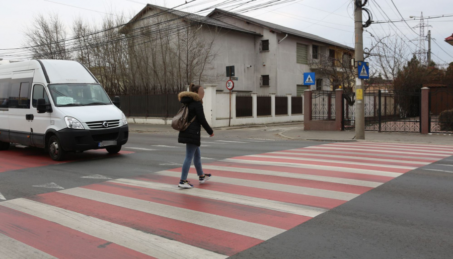 Trecere de pietoni modernizată, un pericol pentru pietoni. Câţi oameni trebuie să mai moară?