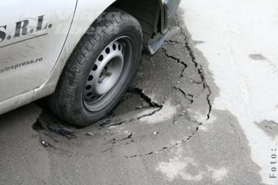 Încă o maşină „înghiţită” de asfalt