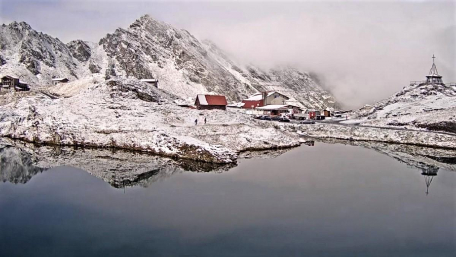 Zăpadă în Munţii Făgăraş, la peste 2.000 m altitudine