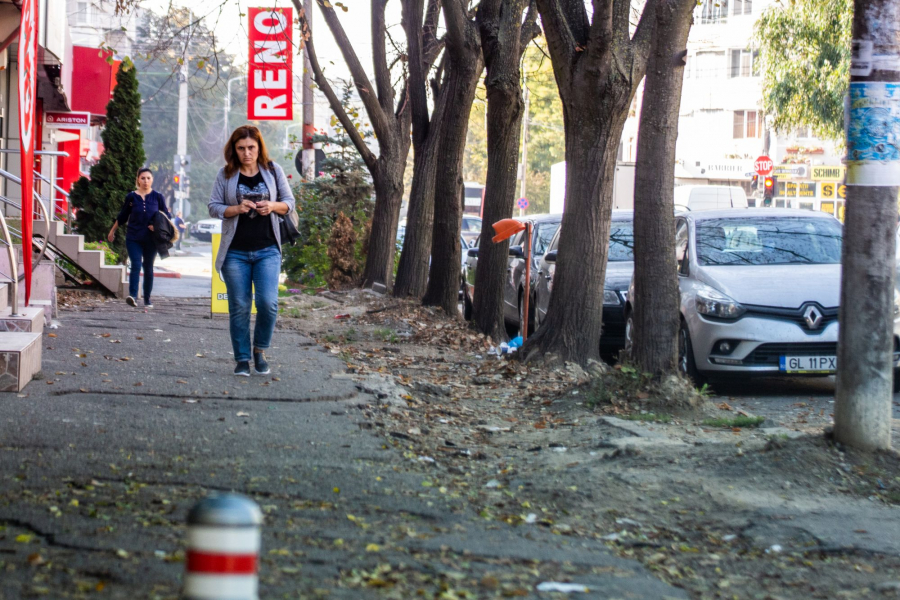 Trotuar spart şi abandonat pe termen nedefinit