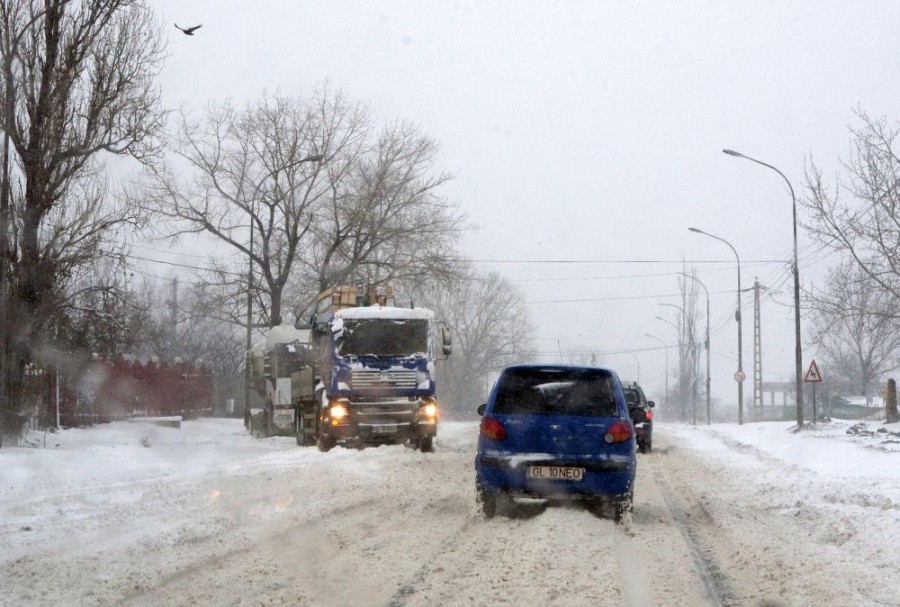 Pe 16 segmente din drumurile judeţene din Galaţi se circulă greu. O localitate a rămas fără energie electrică