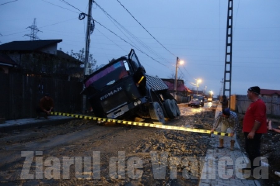 FOCŞANI: Camion înghițit de canalizare