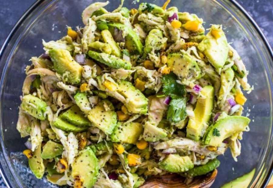 Salată cu piept de pui și avocado