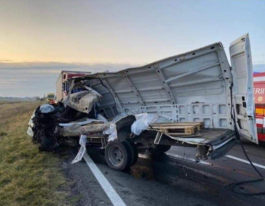 Grav accident rutier pe DN 25. Trei persoane au fost rănite