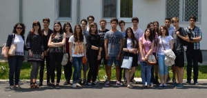 CATEDRA: Elevii Colegiului Cuza, &quot;profesori&quot; în timpul verii