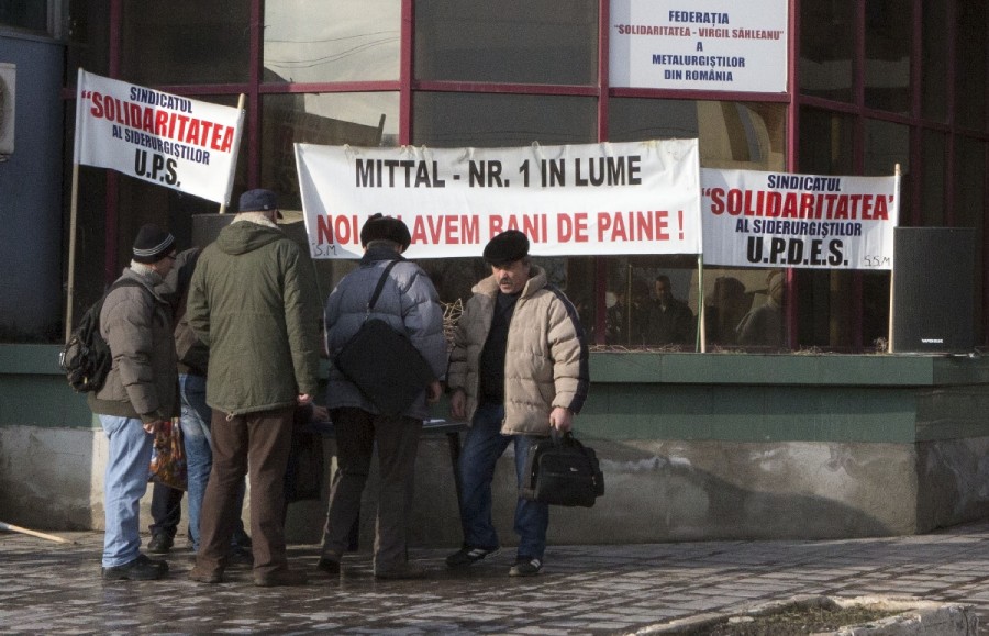 PROTEST anemic în faţa COMBINATULUI ArcelorMittal din Galaţi